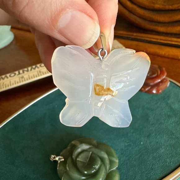 Set of 3 pendants.  Carnelian Rose.  Agate Butterfly. Green Aventurine Flower - Picture 4 of 10
